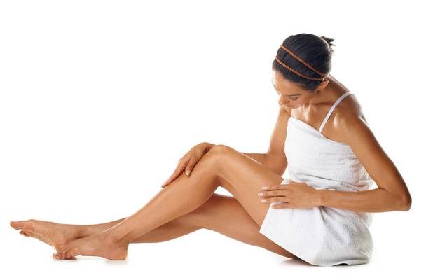 Сияющая кожа с головы до ног. Студийный снимок молодой женщины с шикарной кожей, изолированной на белом - Фото, изображение