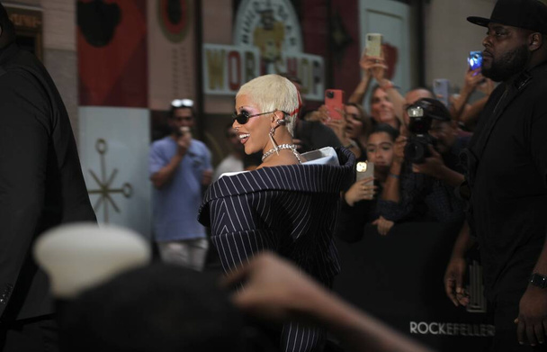 Famous people seen at NBC Rockefeller building during Fashion Week in New York. September 10, 2022, New York, USA: Famous people are seen entering  NBC Rockefeller building on W 49th street between 6th and 5th avenues - Foto, imagen