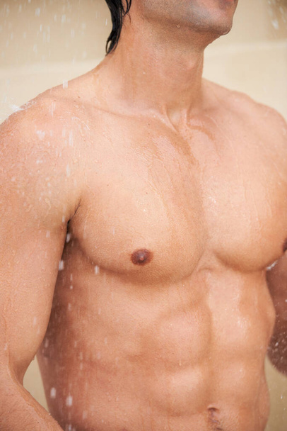 Vor Männlichkeit triefend. ein hübscher junger Mann genießt eine erfrischende Dusche - Foto, Bild