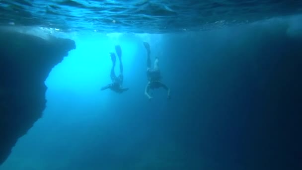 Duikers zwemmen in de grot - Video