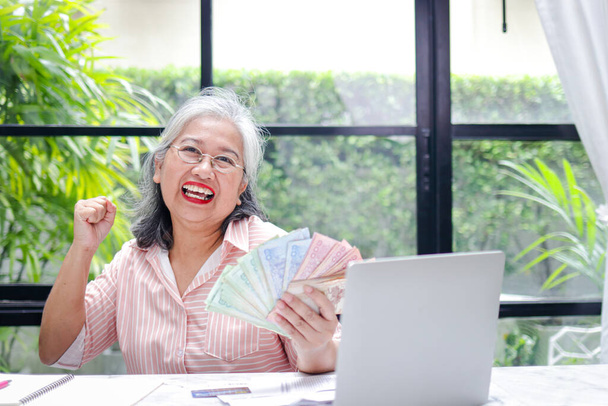 Yaşlı kadınlar ev gelirleri ve harcamaları yapıyor. Emeklilik çağında yaşamak için para biriktirmek. para yönetimi kavramı, emeklilikten sonra mali planlama - Fotoğraf, Görsel