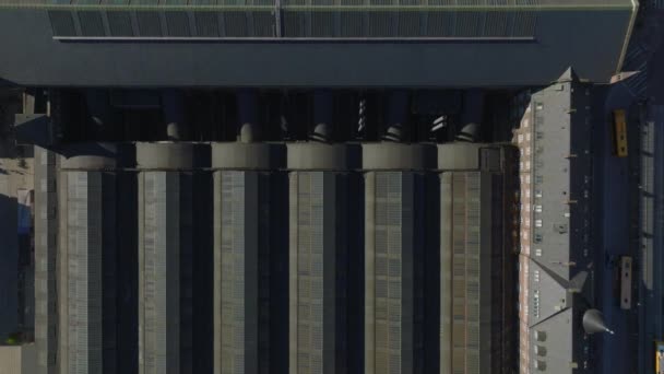 Ylhäällä panoroi kuvaa historiallisesta keskusrautatieaseman rakennuksesta. Suuri katto kattoikkunat ja pieni puisto edessä rakennuksen. Kööpenhamina, Tanska. - Materiaali, video