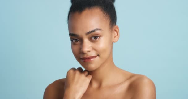 Skincare, φυσική ομορφιά και μαύρο γυναικείο πορτρέτο για καλλυντικά, ευεξία και τη νεολαία σε μπλε φόντο στούντιο mock up ή αντίγραφο του χώρου. Νεαρό αφρικανικό μοντέλο προσώπου ή προσώπου για αντιγήρανση με μακιγιάζ. - Πλάνα, βίντεο