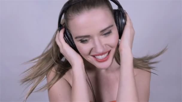Sexy caucasian woman with headphones listening music, slow motion. - Кадри, відео