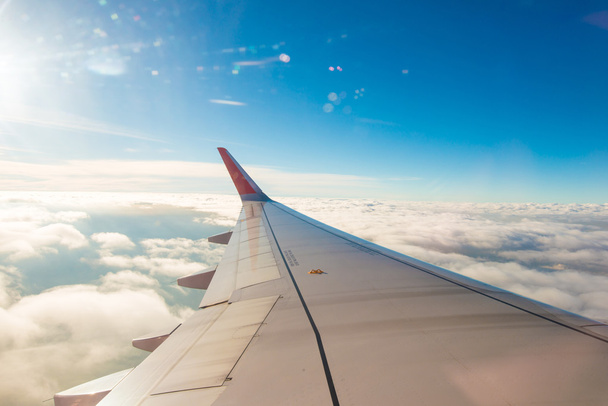Nuages et ciel vus à travers la fenêtre d'un aéronef - Photo, image