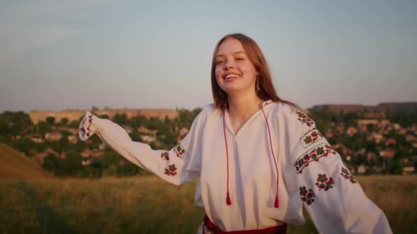 happy young woman enjoying the sunset, wearing traditional ukrainian clothes. lifestyle in Ukraine - Filmati, video