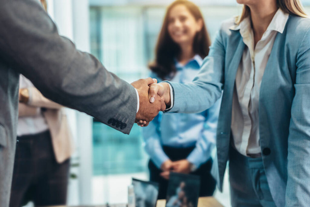 Business people shaking hands in the office. Group of business persons in business meeting.  - Foto, Imagen