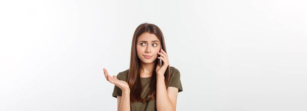 Беспокойная молодая женщина нервно смотрит, женщина нервничает во время разговора по телефону, чувствует разочарование и тревогу концепции телефонного разговора
. - Фото, изображение