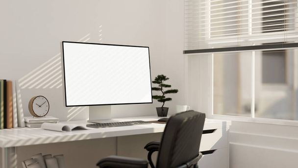 Minimaal wit thuiskantoor interieur met PC desktop computer mockup, toetsenbord, decor planten en spullen op de witte tafel tegen de witte muur. 3d weergave, 3d illustratie - Foto, afbeelding