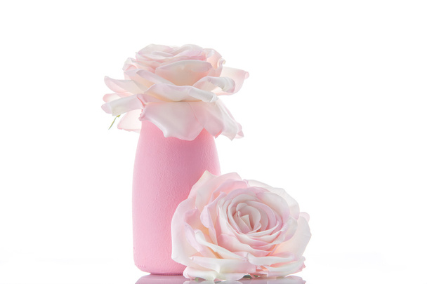 Deux roses artificielles roses avec vase
 - Photo, image