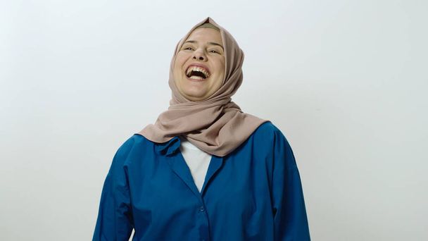 Jovem feliz e alegre no hijab sorrindo para a câmera. Mulher posando em estúdio retrato isolado sobre fundo branco. Retrato mostrando a sensação de choque ou uau no rosto de surpresa. - Foto, Imagem