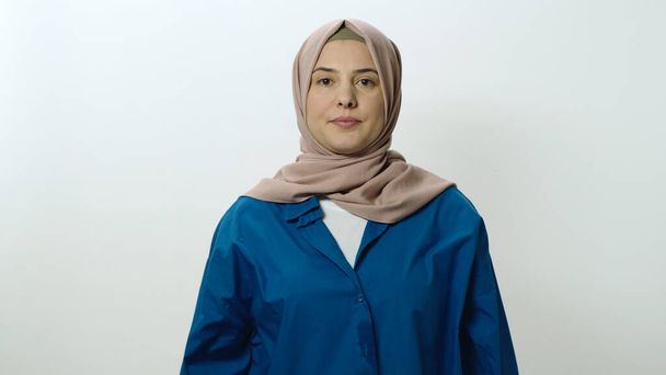 Jovem feliz e alegre no hijab sorrindo para a câmera. Mulher posando em estúdio retrato isolado sobre fundo branco. Retrato mostrando a sensação de choque ou uau no rosto de surpresa. - Foto, Imagem