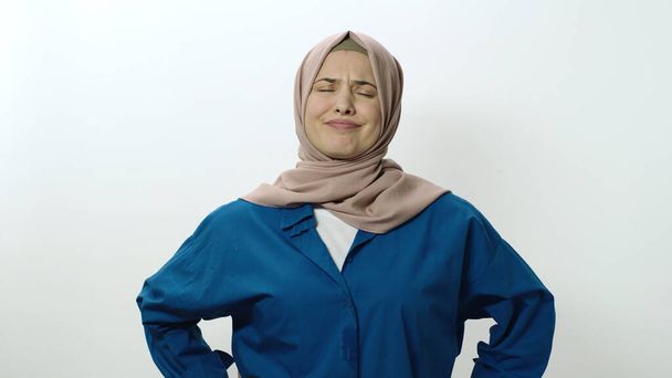 A jovem irritada e frustrada do hijab tem medo. Mulher posando em estúdio retrato isolado sobre fundo branco. Retrato mostrando gesto de raiva no rosto da surpresa. - Foto, Imagem