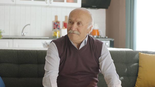 Endişeli, düşünceli, 80 'lerin yaşlı adamı evde tek başına oturmuş, hayatı düşünüyor. Yaşlılıkta sağlık sorunları olan bunalımlı yaşlı bir adam kendini yalnız hissediyor. Yaşlılık hastalıkları, sağlık konsepti. - Fotoğraf, Görsel