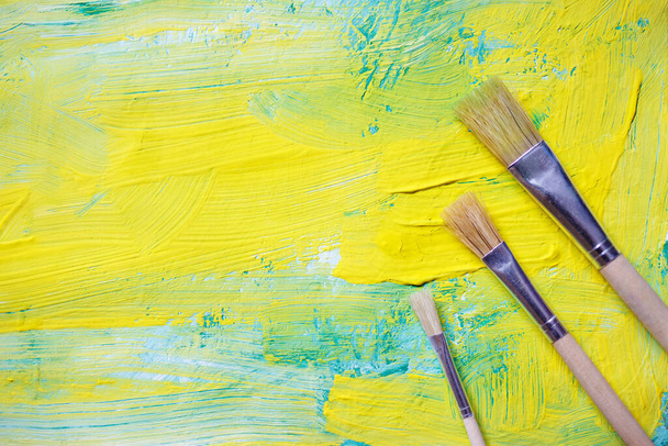 concept d'art et de créativité pinceaux sur fond jaune - Photo, image