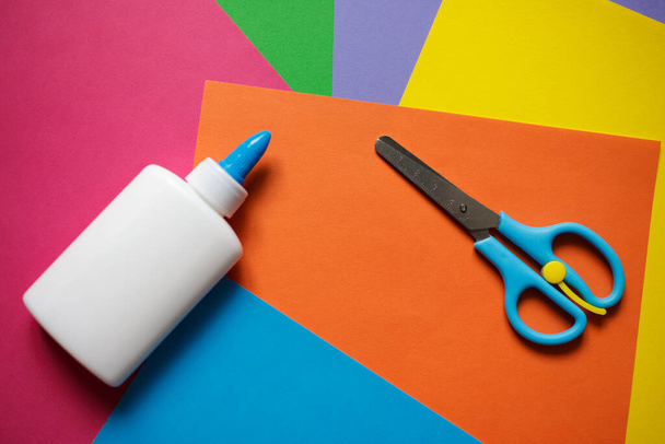 kreativita a koncept vzdělávání - sada pro aplikaci, barevný papír, lepidlo a nůžky - Fotografie, Obrázek