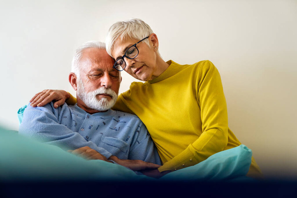 Mature couple in love. Happy senior woman visiting her husband in hospital ward. Healthcare people support concept - Foto, Imagen