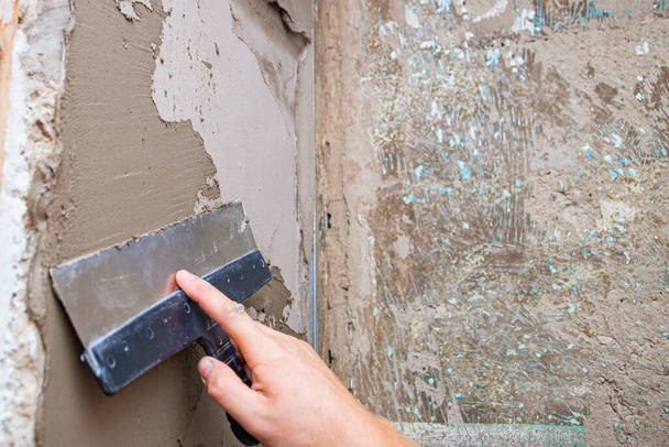 fechar mão trabalhador reboco cimento na parede para a construção de casa
 - Foto, Imagem