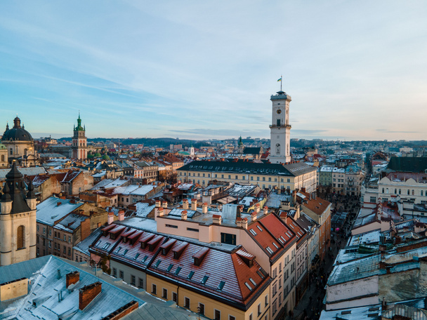 вид на львівську ратушу в зимовий сезон заходу сонця
 - Фото, зображення