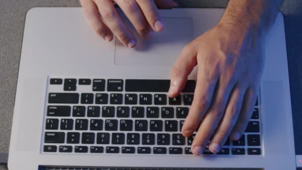 Κοντινό πλάνο, τα χέρια ενός άντρα επεξεργαστή βίντεο επεξεργάζονται σε ένα φορητό υπολογιστή στο στούντιο - Πλάνα, βίντεο