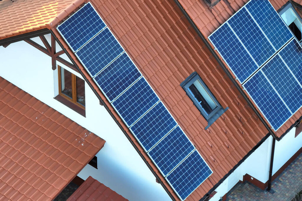 Temiz ekolojik elektrik enerjisi üretmek için sıralanmış mavi güneş fotovoltaik panelleri olan hava manzaralı çatı. Sıfır emisyon kavramı ile yenilenebilir elektrik. - Fotoğraf, Görsel