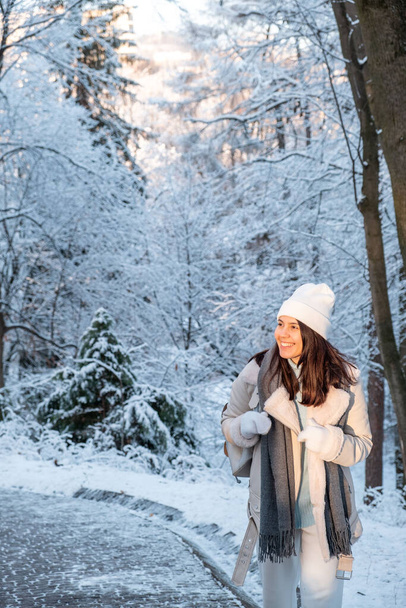 uśmiechnięta kobieta przechadzająca się przez przestrzeń kopiowania parku zimowego - Zdjęcie, obraz