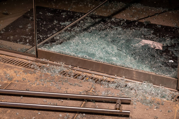Копенгаген, Данія Купа розбитого скла біля розбитих скляних дверей.. - Фото, зображення