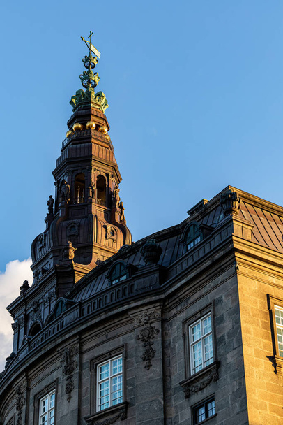 Copenhagen, Denmark The spire of the Christiansborg Palace or Castle, and the Danish Parliament. - Foto, imagen