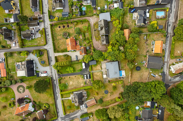 Svédország, Knislinge szeptember 10, 2022: Légi kilátás egy kis falu, golfpálya, zöld mező. Fenyőházak.  - Fotó, kép