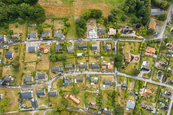 Σουηδία, Knislinge 10 Σεπτεμβρίου 2022: Αεροφωτογραφία ενός μικρού χωριού, γήπεδο γκολφ, πράσινο πεδίο. Ιδιωτικά σπίτια.  - Φωτογραφία, εικόνα