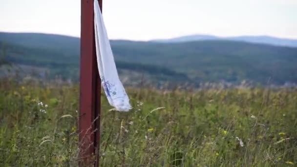 Paisaje con toalla bordada ucraniana contra la puesta de sol - Imágenes, Vídeo