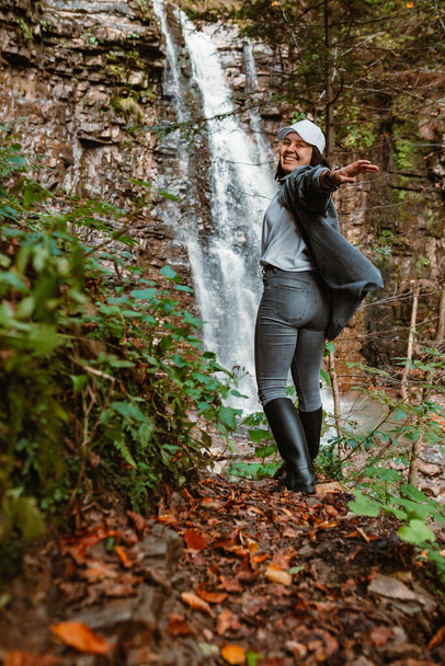 Wanderin genießt Blick auf Wasserfall - Foto, Bild