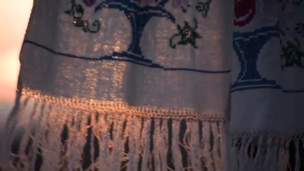 Пейзаж с украинским вышитым полотенцем на закате - Кадры, видео