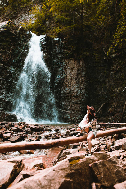 жінка мандрівник насолоджується видом на водоспад копіювати простір
 - Фото, зображення