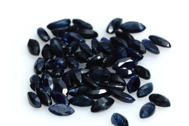 Naturalny kamień szlachetny niebieski szafir izolowany na tle - Zdjęcie, obraz