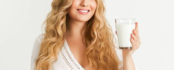 Koncepcja diety, zdrowia i odnowy biologicznej, kobieta trzymająca szklankę mleka lub koktajl proteinowy - Zdjęcie, obraz