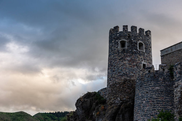 Замок "Вартова башта" (Рабаті), середньовічна фортеця в Ахалцихе, Грузія під час заходу сонця з хмарним небом на задньому плані.. - Фото, зображення