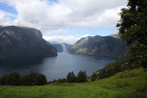 Landschapsfoto van Aurlandsfjorden fjord in de Noorse regio Aurland - Foto, afbeelding