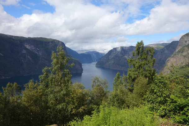 Landschapsfoto van Aurlandsfjorden fjord in de Noorse regio Aurland - Foto, afbeelding