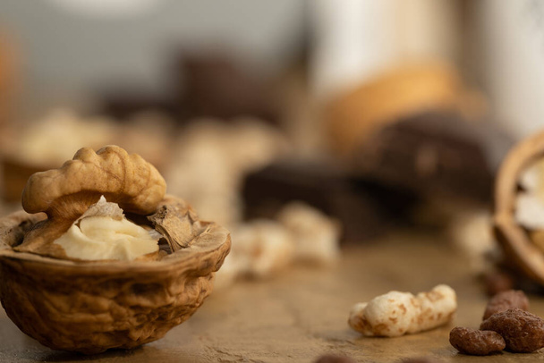 Nueces con chocolate para comer en otoo - Foto, imagen