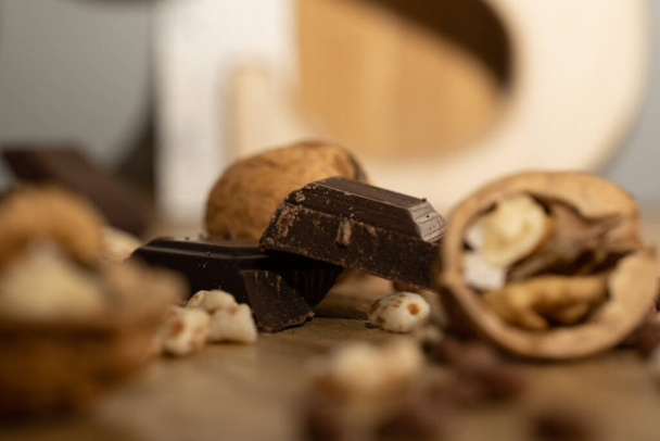 Nueces con chocolate para comer en otoo - Foto, immagini