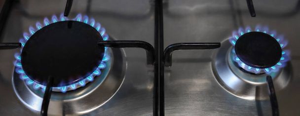 Banner einer Nahaufnahme einer Flamme von Methangasherd in einer heimischen Küche im Zusammenhang mit der Gaspreisenergiekrise in Europa für teure Kosten. - Foto, Bild