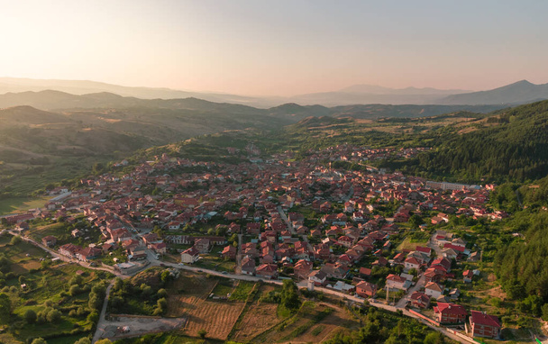 Luftaufnahme eines kleinen Dorfes in Bulgarien - Foto, Bild