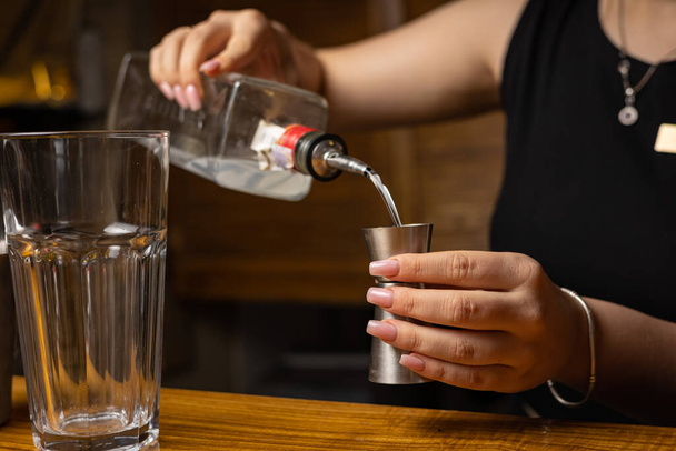 A bartender prepares a cocktail at the restaurant bar - Foto, Bild