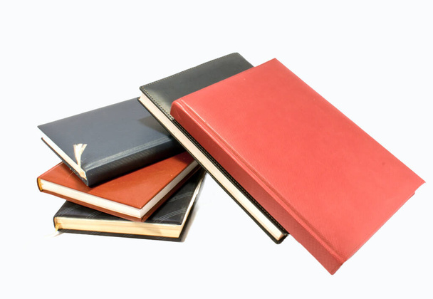 schrijfwaren gekleurde vellen potloden en pennenhouders dagboeken - Foto, afbeelding