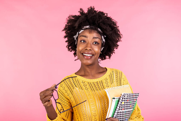 Glimlachend Afro-Amerikaans meisje student of lerares portret met boeken in handen. onderwijs, middelbare school en mensen concept - gelukkig lachende jonge vrouw leraar in bril - Foto, afbeelding