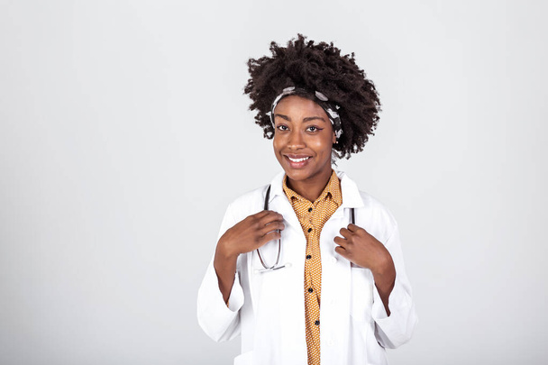 médecine, profession et concept de soins de santé - sourire afro-américaine médecin ou scientifique en blouse blanche sur fond gris
 - Photo, image
