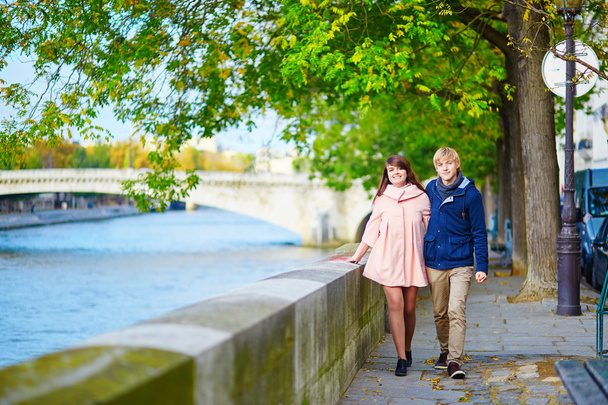 Dating couple in Paris on a nice spring day - Foto, Imagen
