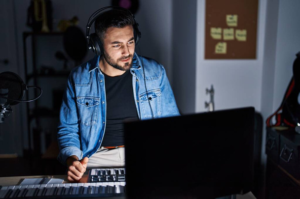 Jeune homme hispanique artiste souriant confiant ayant appel vidéo au studio de musique - Photo, image