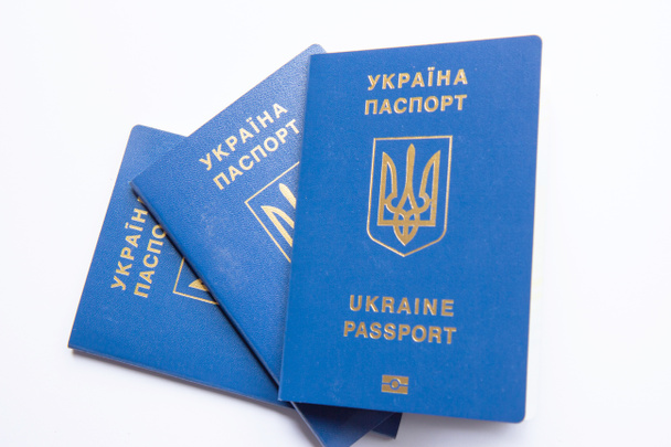Ukrainan kansalaisen passit valkoisella taustalla. Kirjoitus Ukrainan passi Ukrainassa - Valokuva, kuva